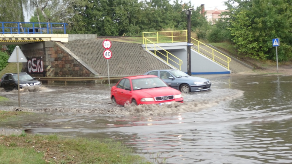 Piątkowa (16.08.) ulewa spowodowała wodny zator pod wiaduktem w Koronowie./fot. Rafał Wąsowicz