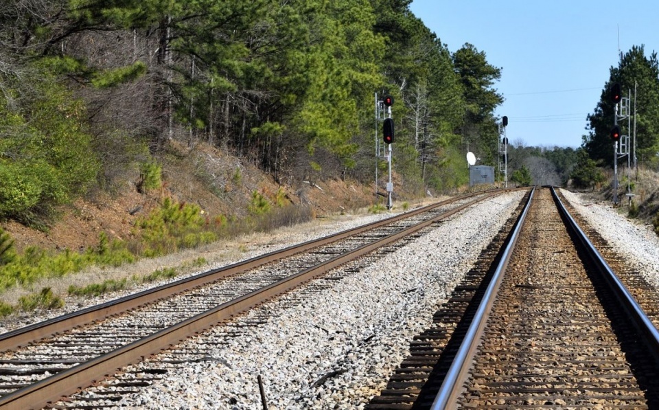 Przejazd kolejowy był niestrzeżony, ale prawidłowo oznakowany, a kobieta miała wcześniej wiele razy pokonywać tory w tym miejscu/fot. Pixabay