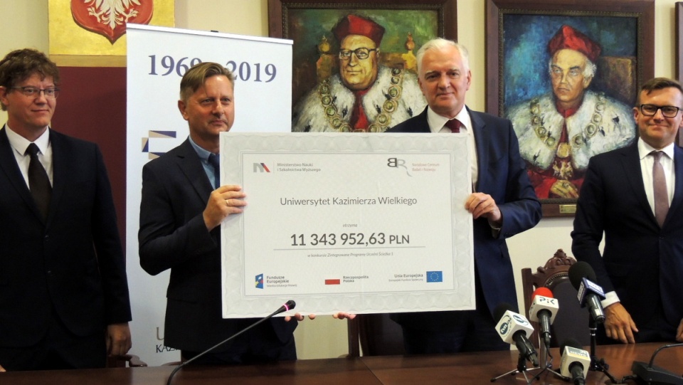 Minister Jarosław Gowin przekazał władzom UKW czek na ponad 11 milionów./fot. Tatiana Adonis