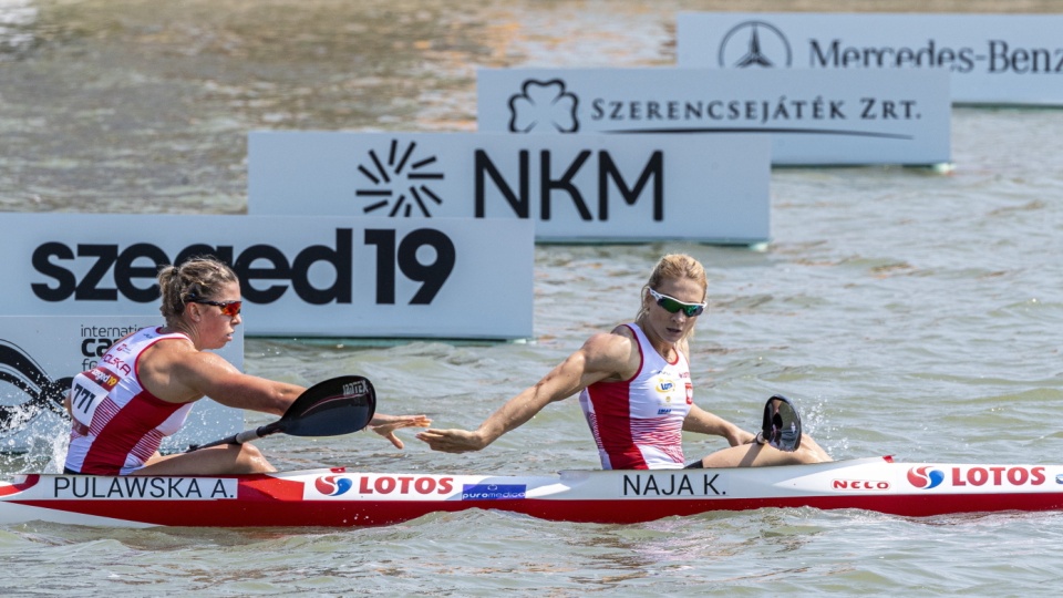 Na zdjęciu Anna Puławska i Karolina Naja, srebrne medalistki MŚ w kajakarstwie 2019. Fot. PAP/EPA/ZSOLT SZIGETVARY