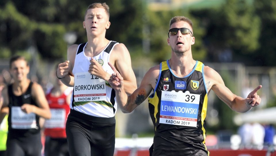 Na zdjęciu od prawej Marcin Lewandowski podczas finiszu biegu na 1500 metrów na lekkoatletycznych MP w Radomiu. Fot. PAP/Piotr Polak