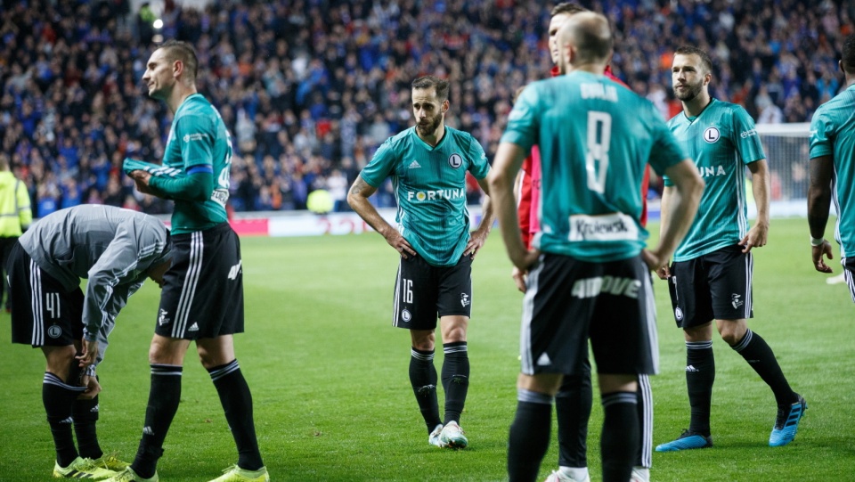 Na zdjęciu załamani piłkarze Legii Warszawa po przegranym meczu z Glasgow Rangers (0:1). Fot. PAP/EPA/ROBERT PERRY