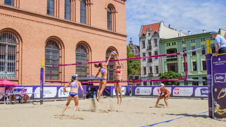 W czwartek w mistrzostwach Polski w siatkówce plażowej w Toruniu rywalizowały siatkarki plażowe. Fot. materiały prasowe organizatora