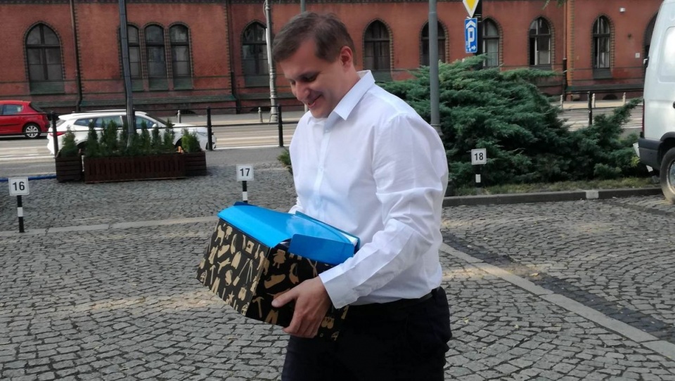 Marcin Sypniewski, lider Konfederacji, w czasie składania list poparcia w biurze wyborczym./fot. Monika Siwak