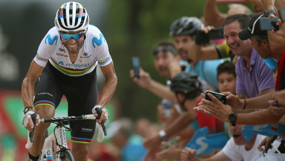 Na zdjęciu Alejandro Valverde w drodze po triumf na 7. etapie Vuelta a Espana 2019. Fot. PAP/EPA/JAVIER LIZON