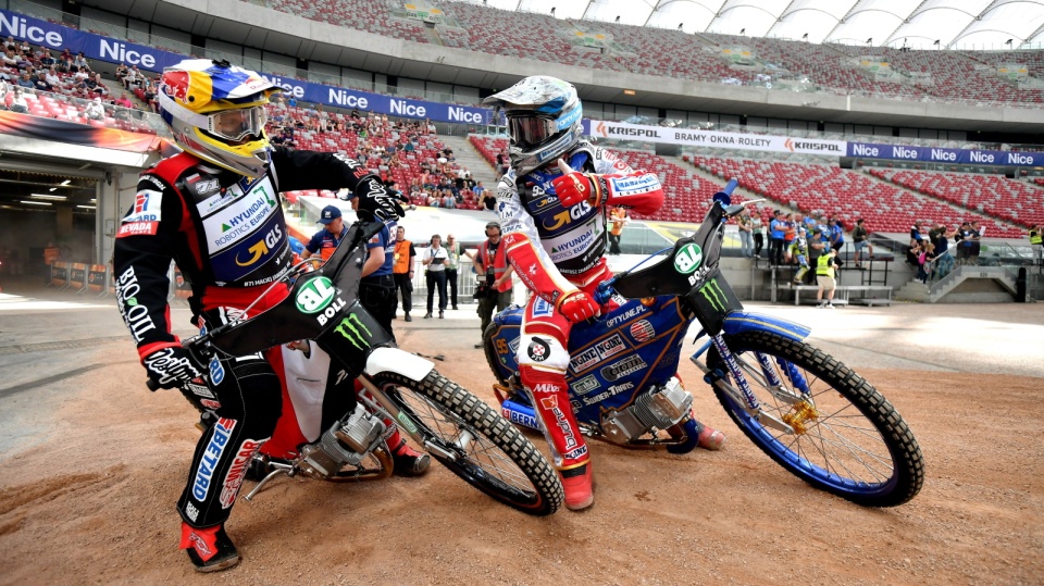 Na zdjęciu od lewej Maciej Janowski i Bartosz Zmarzlik, pierwszy i drugi żużlowiec Grand Prix Niemiec 2019. Fot. PAP/Bartłomiej Zborowski