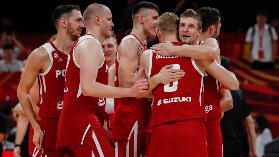 Polscy koszykarze świętują zwycięstwo z Chińczykami na MŚ 2019. Fot. PAP/EPA/ROMAN PILIPEY