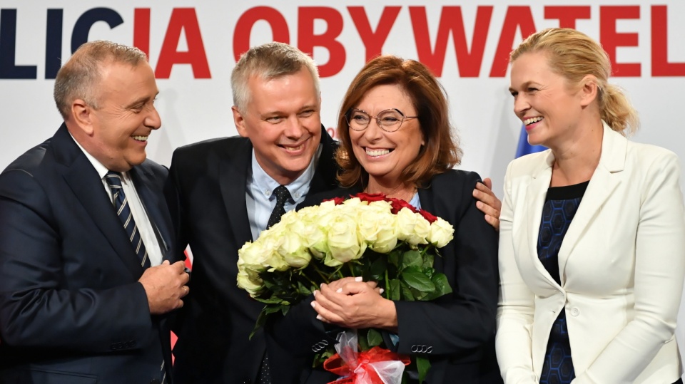 Liderka listy KO w Warszawie, wicemarszałek Sejmu Małgorzata Kidawa-Błońska (druga z prawej), liderka Inicjatywy Polska Barbara Nowacka (z prawej) oraz przewodniczący PO Grzegorz Schetyna (z lewej) w Warszawie podczas startu kampanii wyborczej po rejestracji list kandydatów do Sejmu i Senatu. Fot. PAP/Piotr Nowak