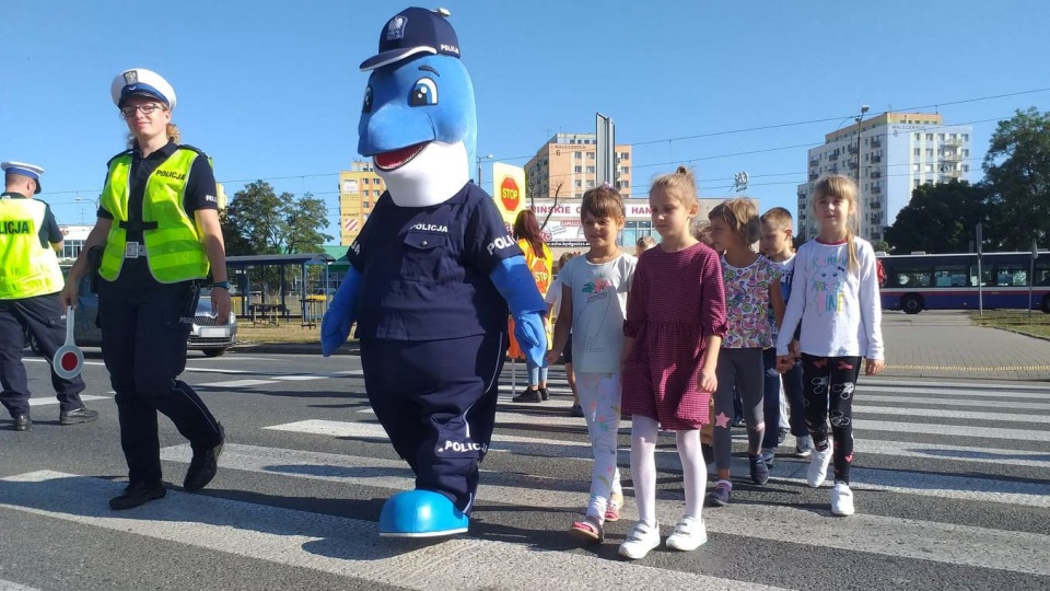 Bezpieczne przejście przez ulicę razem z Pofinkiem. Fot. Damian Klich