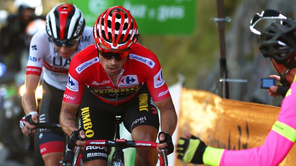 Na pierwszym planie zdjęcia Primoz Roglic, lider tegorocznej edycji Vuelta a Espana 2019. Fot. PAP/EPA/JAVIER LIZON