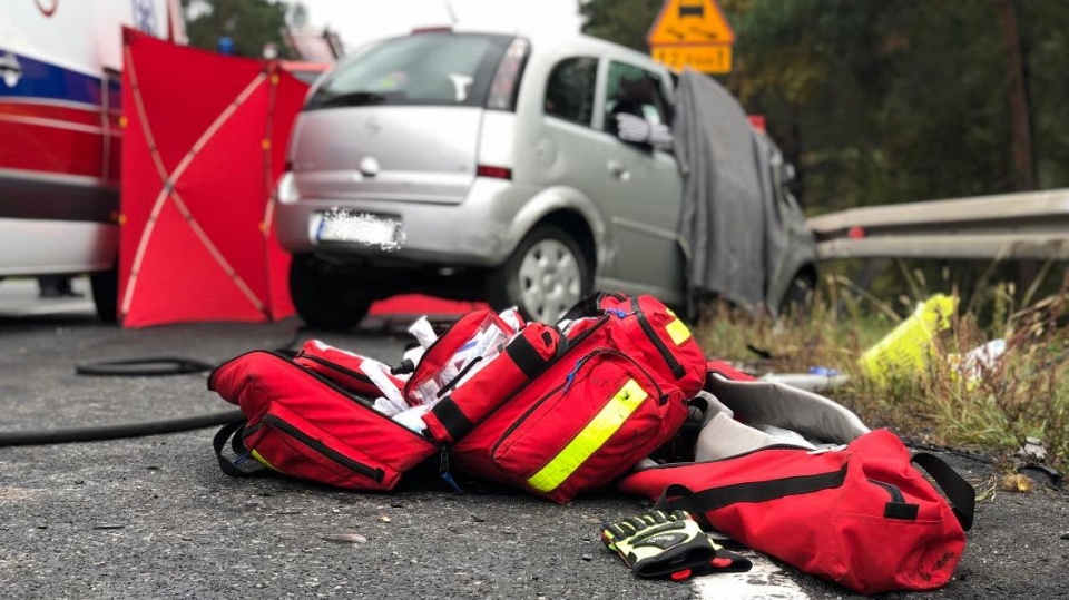 Jedna osoba zginęła, a siedem zostało rannych w wypadku, który wydarzył się na drodze krajowej nr 10 w Przyłubiu między Toruniem i Bydgoszczą. Fot. OSP Solec Kujawski