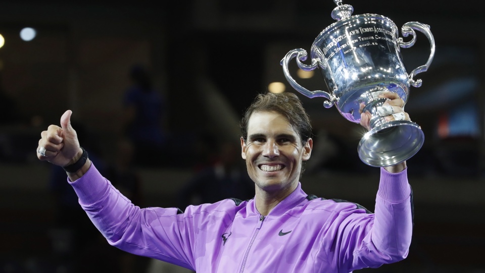 Na zdjęciu Rafael Nadal, który cieszy się z triumfu w US Open 2019. Fot. PAP/EPA/JASON SZENES