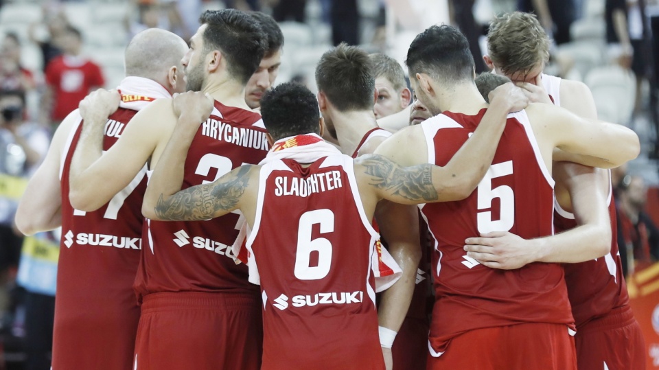 Na zdjęciu załamani koszykarze reprezentacji Polski po przegranej z Hiszpanią w ćwierćfinale MŚ 2019. Fot. PAP/EPA/WU HONG
