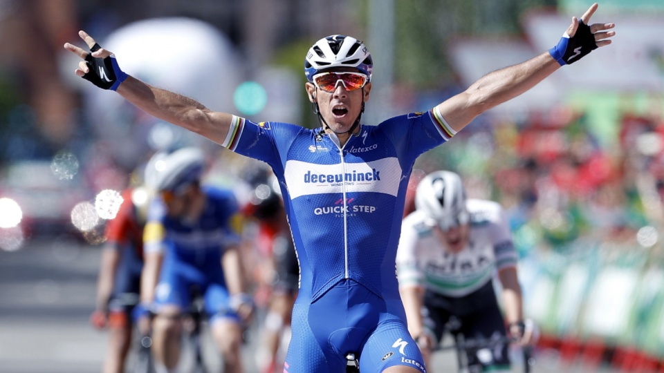 Na pierwszym planie zdjęcia Belg Philippe Gilbert, triumfator 17. etapu Vuelta a Espana 2019. Fot. PAP/EPA/JAVIER LIZON