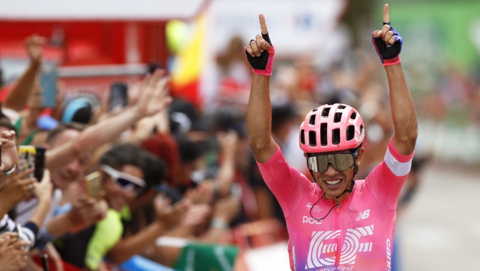 Na zdjęciu Kolumbijczyk Sergio Higuita cieszy się z triumfu na 18. etapie Vuelta a Espana 2019. Fot. PAP/EPA/JAVIER LIZON