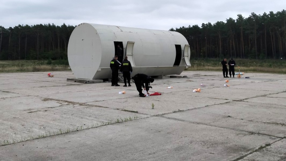 Ćwiczenia oględzin wraku samolotu po ataku terrorystycznym./fot. KWP