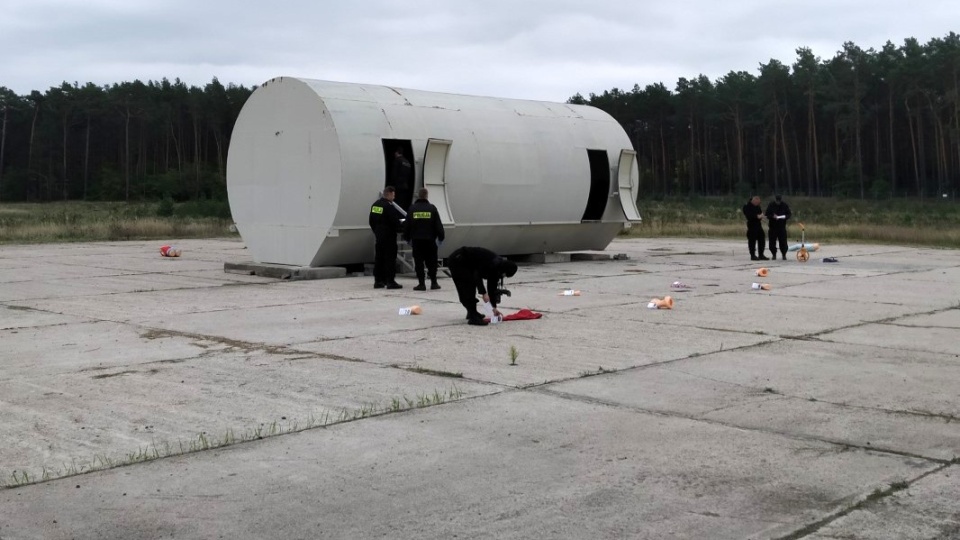 Ćwiczenia oględzin wraku samolotu po ataku terrorystycznym./fot. KWP