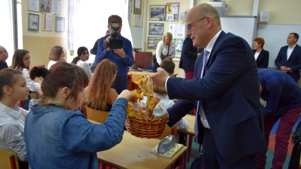 Wręczanie paszportów uczniom grudziądzkich szkół. Na zdjęciu prezydent Maciej Glamowski./fot. grudziadz.pl