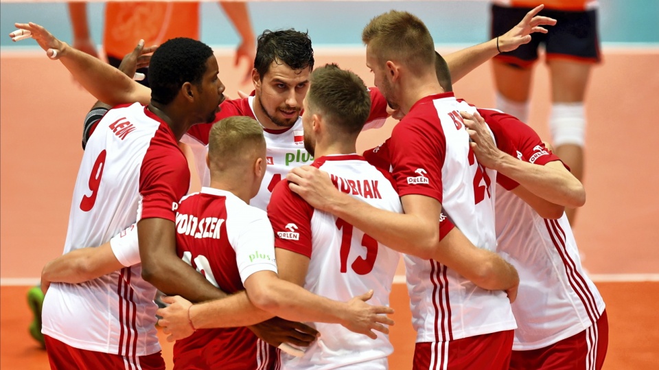 Polscy siatkarze cieszą się z udanej akcji w meczu z Holandią (wygranym 3:0) na ME 2019. Fot. PAP/Maciej Kulczyński
