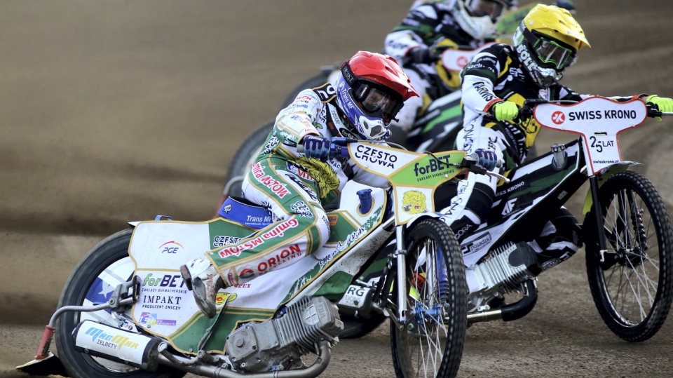 Leon Madsen (kask czerwony) z forBET Włókniarz Częstochowa i Martin Vaculik (żółty) ze Stelmetu Falubaz Zielona Góra podczas pierwszego meczu o 3. miejsce żużlowej ekstraligi. Fot. PAP/Waldemar Deska