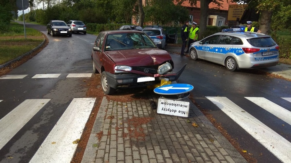 Kierowca twierdził, że było zbyt ślisko i nie zahamował przed skrzyżowaniem. Fot. Policja