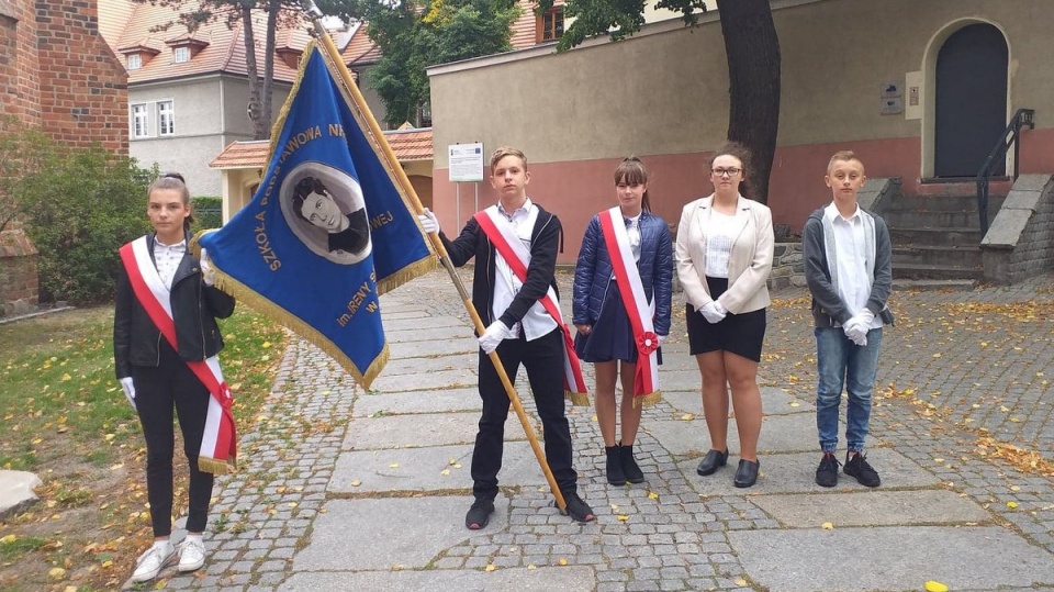 Obchody 80. rocznicy agresji Związku Radzieckiego na Polskę. Poczta sztandarowa Szkoły Podstawowej nr 58 w Bydgoszczy/fot. Katarzyna Bogucka