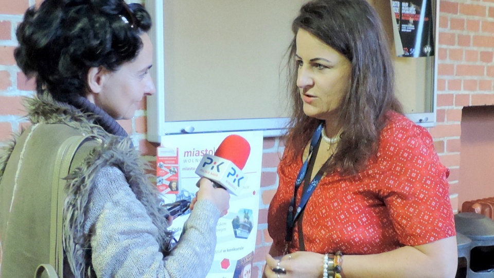 Redaktor Sława Skibińska-Dmitruk podczas rozmowy z gośćmi konferencji/fot. Lech Przybyliński