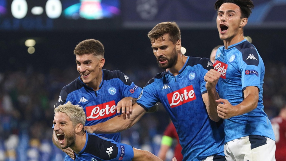 Na zdjęciu piłkarze SSC Napoli cieszą się z bramki podczas meczu z Liverpoolem (2:0) w 1. kolejce piłkarskiej Ligi Mistrzów 2019/2020. Fot. PAP/EPA/CESARE ABBATE
