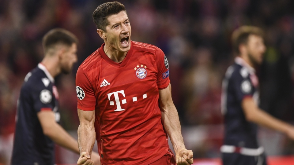 Na pierwszym planie zdjęcia Robert Lewandowski, który cieszy się z bramki dla Bayernu Monachium w 1. kolejce Ligi Mistrzów 2019/2020. Fot. PAP/LUKAS BARTH-TUTTAS