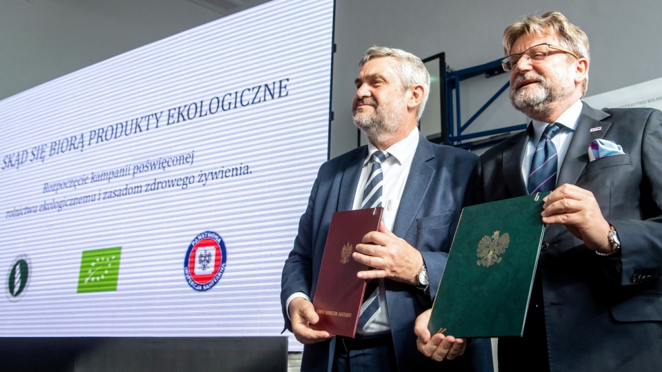 Minister rolnictwa i rozwoju wsi Jan Krzysztof Ardanowski (z lewej) oraz główny inspektor sanitarny Jarosław Pinkas podczas konferencji prasowej, inaugurującej kampanię „Skąd się biorą produkty ekologiczne”. Fot. PAP/Tytus Żmijewski