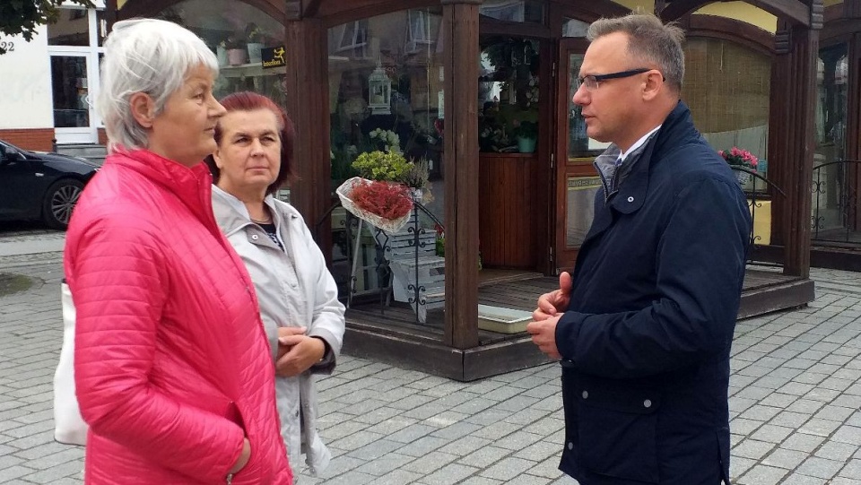 Ireneusz Stachowiak podczas przedwyborczego spaceru po Inowrocławiu./fot. Sławomir Jezierski