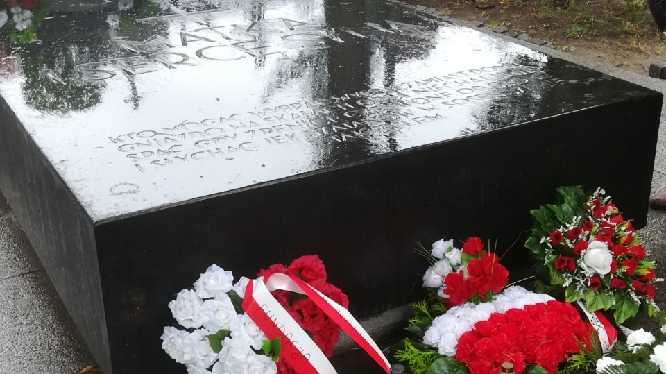 Kwiaty na grobie matki i serca Józefa Piłsudskiego na cmentarzu na Rossie w Wilnie. Fot. Dariusz Gross