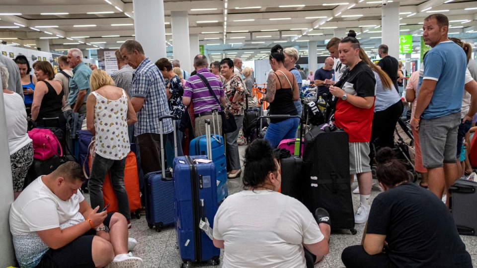 Turyści biura Thomas Cook w oczekiwaniu na swój lot na Majorce/fot. PAP/EPA/CATI CLADERA
