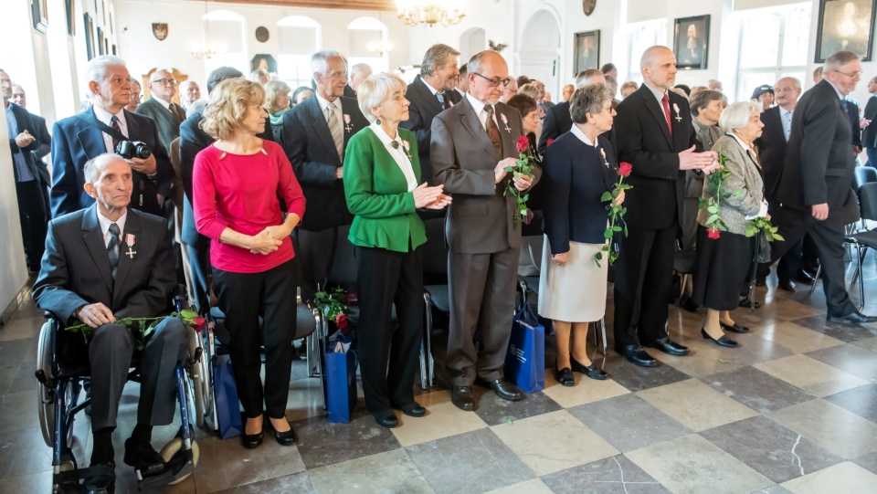 Działacze opozycji demokratycznej podczas uroczystości wręczenia odznaczeń państwowych Krzyż Wolności i Solidarności oraz Nagrody Honorowej „Świadek Historii” w Sali Mieszczańskiej Ratusza Staromiejskiego w Toruniu. Fot. PAP/Tytus Żmijewski