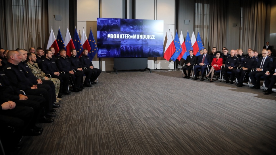 Uroczystość wręczenia wyróżnień funkcjonariuszom Policji w Warszawie. Nagrodzeni policjanci ratowali zdrowie i życie innych osób, a także zatrzymywali niebezpiecznych sprawców przestępstw. Fot. PAP/Wojciech Olkuśnik