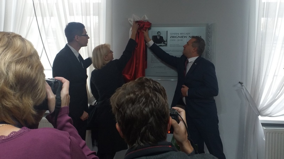 Podczas uroczystości w Urzędzie Wojewódzkim odsłonięto pamiątkową tablicę generała Zbigniewa Nowka. Fot. Jolanta Fischer