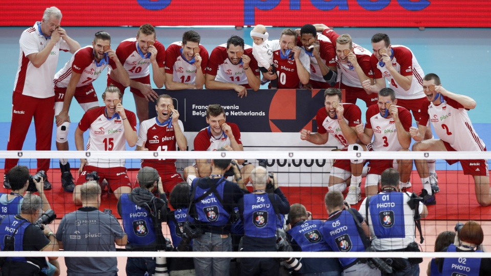 Polscy siatkarze cieszą się z brązowego medalu mistrzostw Europy 2019. Fot. PAP/EPA/YOAN VALAT