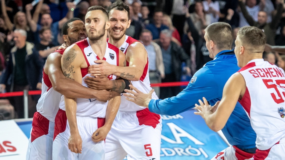 Koszykarze Polskiego Cukru Toruń cieszą się z awansu do fazy grupowej koszykarskiej Ligi Mistrzów w sezonie 2019/2020. Fot. PAP/Tytus Żmijewski