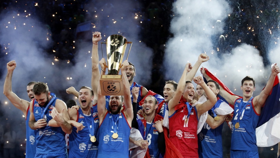Siatkarze reprezentacji Serbii cieszą się z wywalczenia mistrzostwa Europy 2019. Fot. PAP/EPA/YOAN VALAT