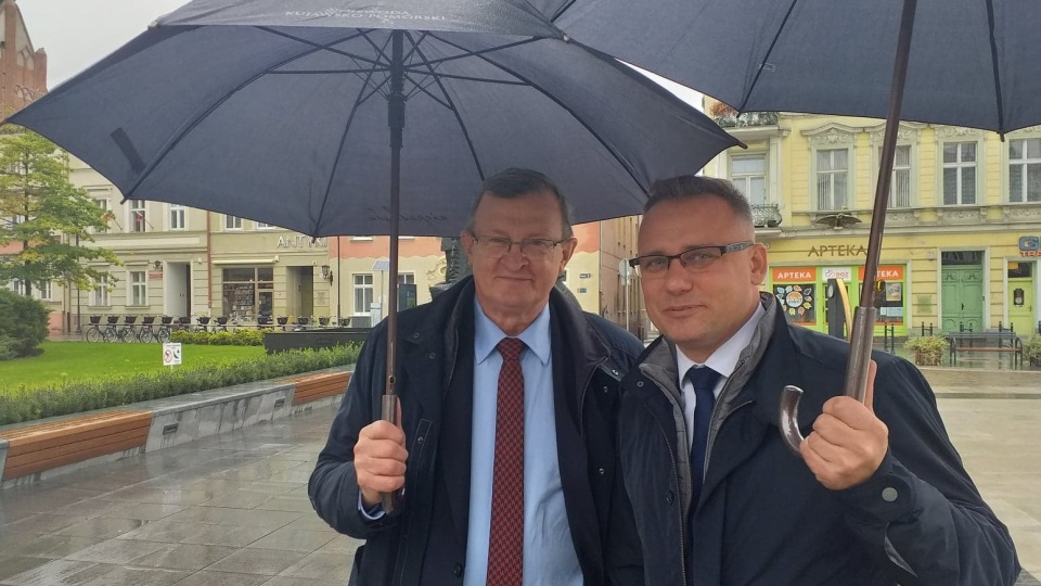 Poseł PiS Tadeusz Cymański nie zważając na jesienną aurę, pojawił się dziś na bydgoskim Starym Rynku, by poprzeć Ireneusza Stachowiaka. Fot. Katarzyna Bogucka