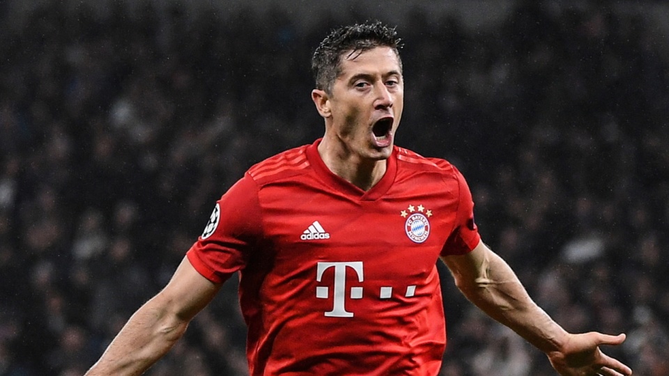 Na zdjęciu Robert Lewandowski cieszy się z jednej z bramek dla Bayernu Monachium w wygranym meczu z Tottenhamem Hotspur 7:2 w 2. kolejce piłkarskiej Ligi Mistrzów 2019/2020. Fot. PAP/EPA/ANDY RAIN