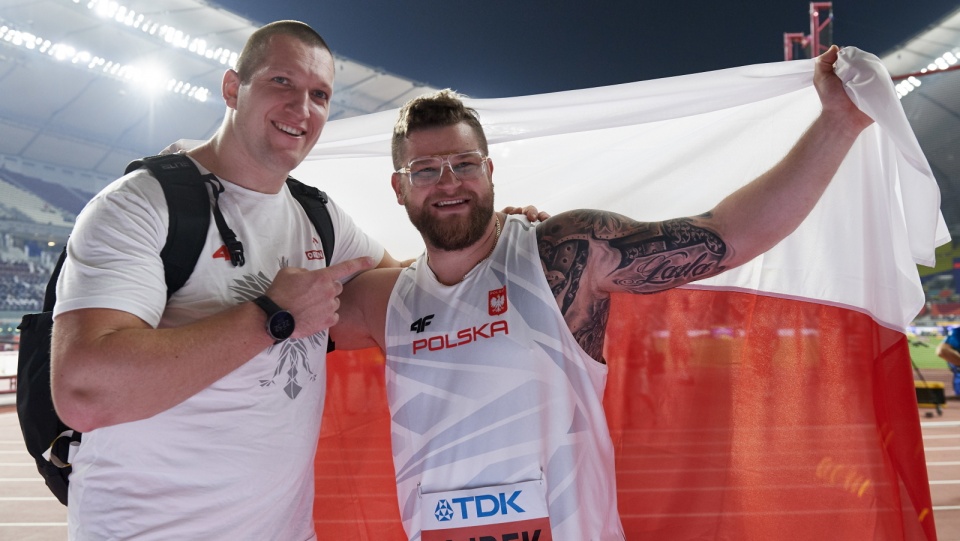 Na zdjęciu od lewej Wojciech Nowicki i Paweł Fajdek, brązowy oraz złoty medalista w rzucie młotem mężczyzn na lekkoatletycznych MŚ 2019 w Dosze. Fot. PAP/Adam Warżawa