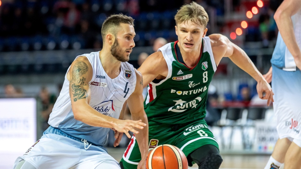 Zawodnik Polskiego Cukru Toruń Keith Hornsby (L) i Filip Matczak (P) z Legii Warszawa podczas meczu 1. kolejki ekstraklasy koszykarzy 2019/2020. Fot. PAP/Tytus Żmijewski