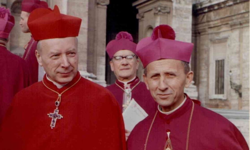 Kardynał Stefan Wyszyński podczas Soboru Watykańskiego II (na zdjęciu z lewej, obok abp. Antoni Baraniak)/fot. Roland von Bagratuni, Wikipedia