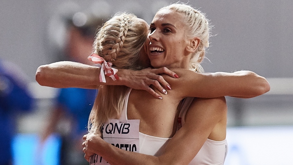 Polki Justyna Święty-Ersetic oraz Iga Baumgart-Witan tuż po finale biegu na 400 metrów na lekkoatletycznych MŚ 2019 w Dosze. Fot. PAP/Adam Warżawa