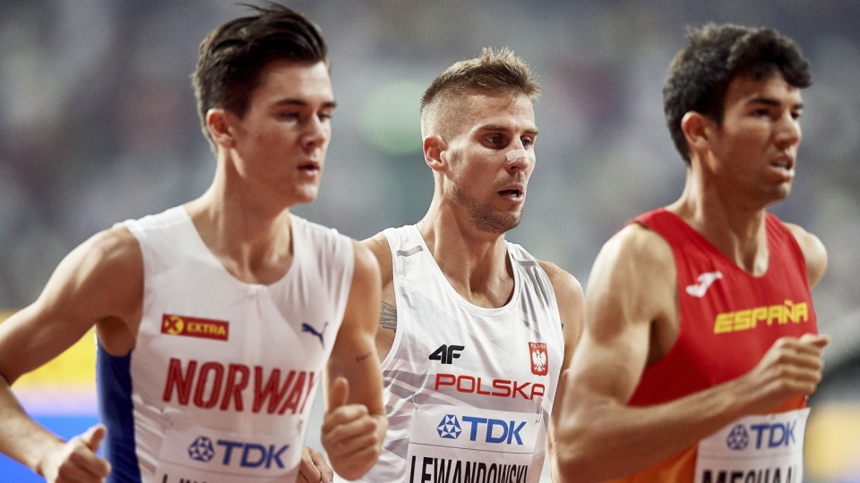 Na środkowym planie zdjęcia Marcin Lewandowski, który w piątkowy wieczór powalczy o finału biegu na 1500 metrów na lekkoatletycznych MŚ 2019 w Dosze. Fot. PAP/Adam Warżawa