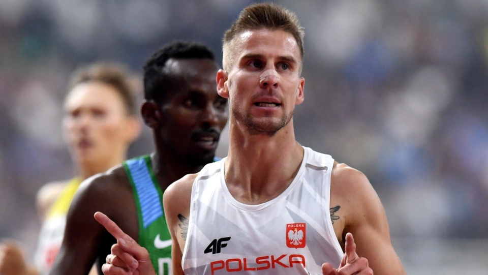 Na zdjęciu Marcin Lewandowski z Zawiszy Bydgoszcz cieszy się z wygrania biegu półfinałowego i awansu do finału na 1500 metrów na lekkoatletycznych MŚ w Dosze 2019. Fot. PAP/Adam Warżawa