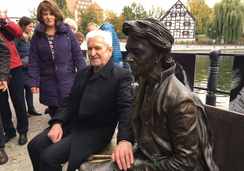 Odsłonięcie ławeczki Ireny Jarockiej w Bydgoszczy, nad Brdą./fot. Elżbieta Rupniewska.