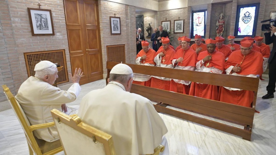 Spotkanie nowych kardynałów i papieża Franciszka z Menedyktem XVI/fot. PAP/EPA/VATICAN MEDIA HANDOUT