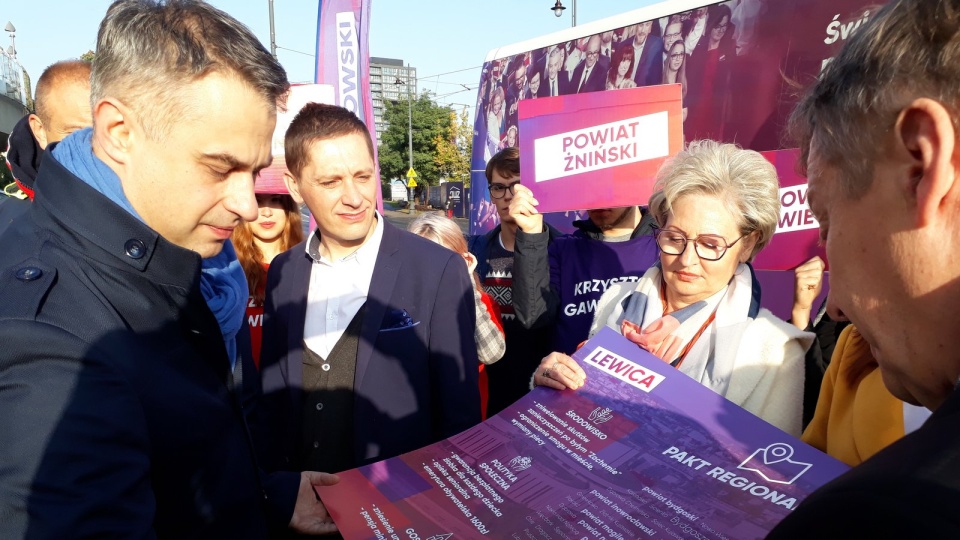 Przed wyjazdem wszyscy kandydaci podpisali „Pakt dla regionu”. To plakat z postulatami, o które Lewica będzie walczyć w Sejmie. Fot. Kamila Zroślak